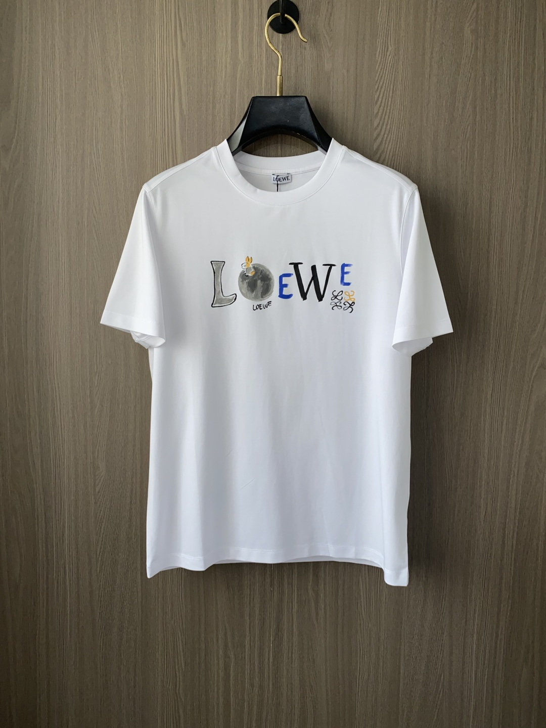 NO:492403,Luo Yiwei's new spring and summer new model in the first counter has the latest round neck short sleeves, high-end customization, avant-garde and fashionable design!  Brand logo heavy craft design, high-end customized 100 double-sided mercerated cotton fabric, soft feel, comfortable to wear, exquisite counter-level car line, fine workmanship, invincible and handsome upper body effect!  A must-have item for handsome men!  Code number M-3xL, loewe, T-shirt, alexander wang19860909罗意威 2025春夏新款首发专柜最新款圆领短袖 高端订制 设计前卫时尚！品牌logo重工艺设计 高端定制100支双面丝光棉面料.手感柔软.穿着舒适.专柜级别精致车线.做工精细.上身效果无敌帅气！型男必备单品！码数M-3xL,,loewe,T-shirt,alexander wang,Men's clothing