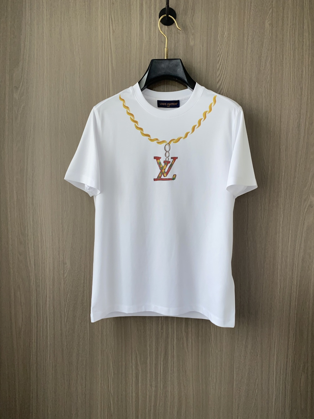 NO:492409,1v Louis Vuitton 2025 spring and summer new model first launch counter latest round neck short sleeves, high-end customization, avant-garde and fashionable design!  Brand logo heavy craft design, high-end customized 100 double-sided mercerated cotton fabric, soft feel, comfortable to wear, exquisite counter-level car line, fine workmanship, invincible and handsome upper body effect!  A must-have item for handsome men!  Code number M-3xL, louis vuitton, T-shirt, alexander wang198609091v 路易威登 2025春夏新款首发专柜最新款圆领短袖 高端订制 设计前卫时尚！品牌logo重工艺设计 高端定制100支双面丝光棉面料.手感柔软.穿着舒适.专柜级别精致车线.做工精细.上身效果无敌帅气！型男必备单品！码数M-3xL,,louis vuitton,T-shirt,alexander wang,Men's clothing