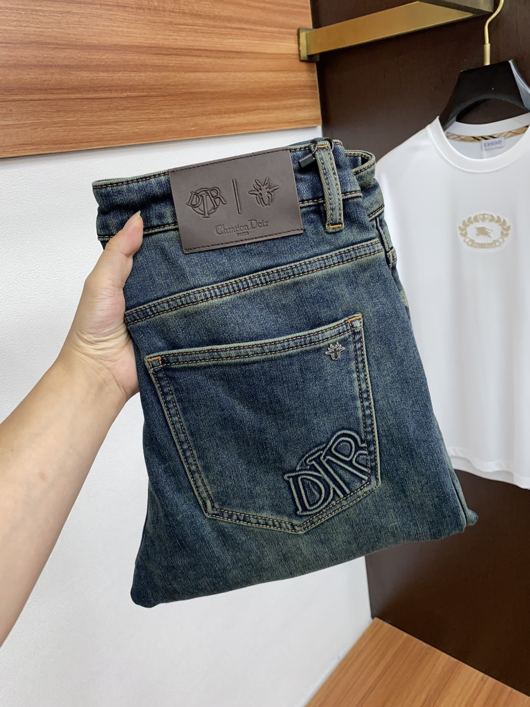 “Men’s Fall/Winter Fashion: Danin’s Handcrafted Jeans for Unique Color Effects and Durability” - 图片 1