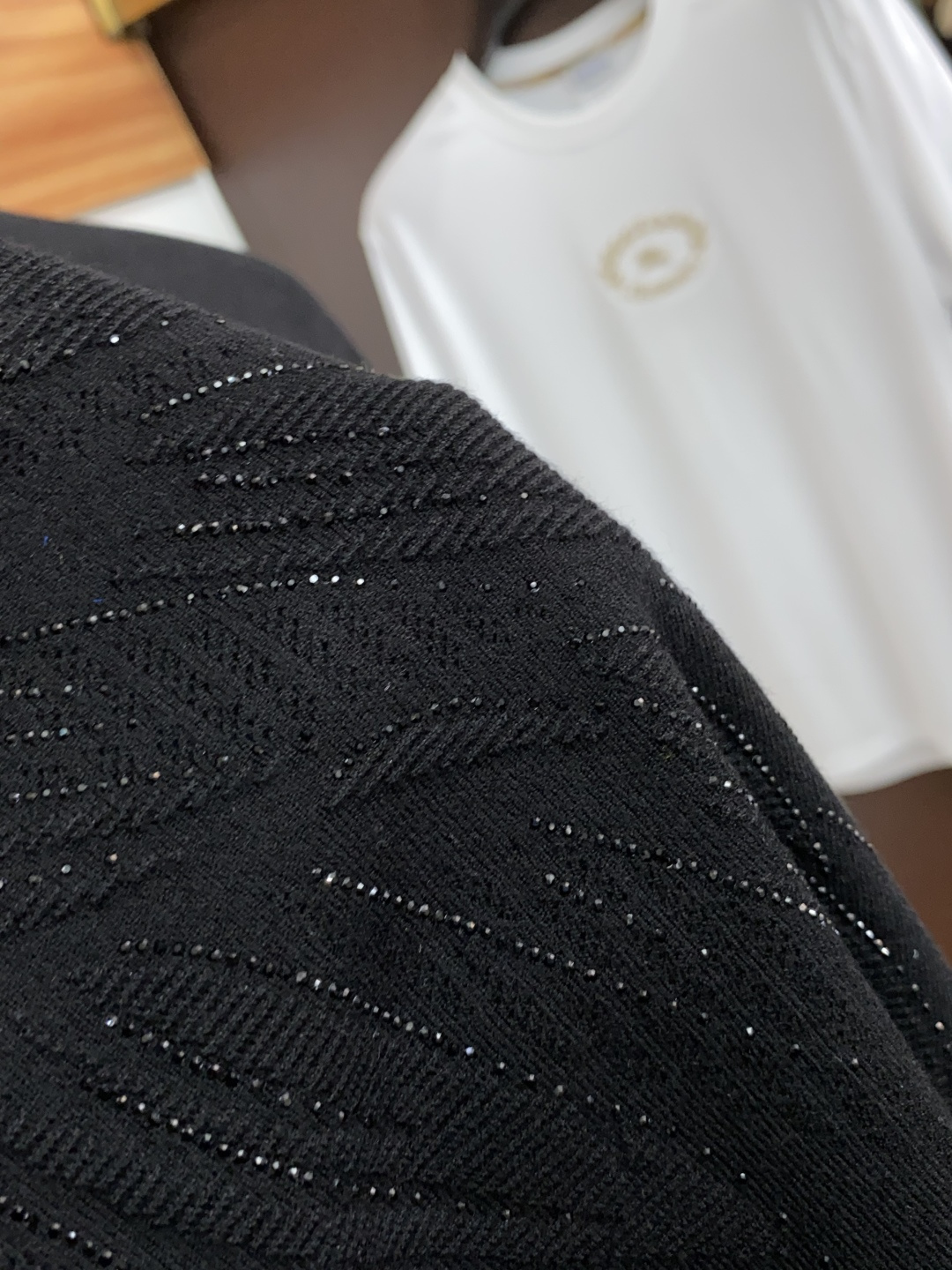  普拉达 家族男士高端简约圆领短袖T恤衫，香港洋行渠道货，纯正血统品质，25年春夏新款，经典王牌系列！
