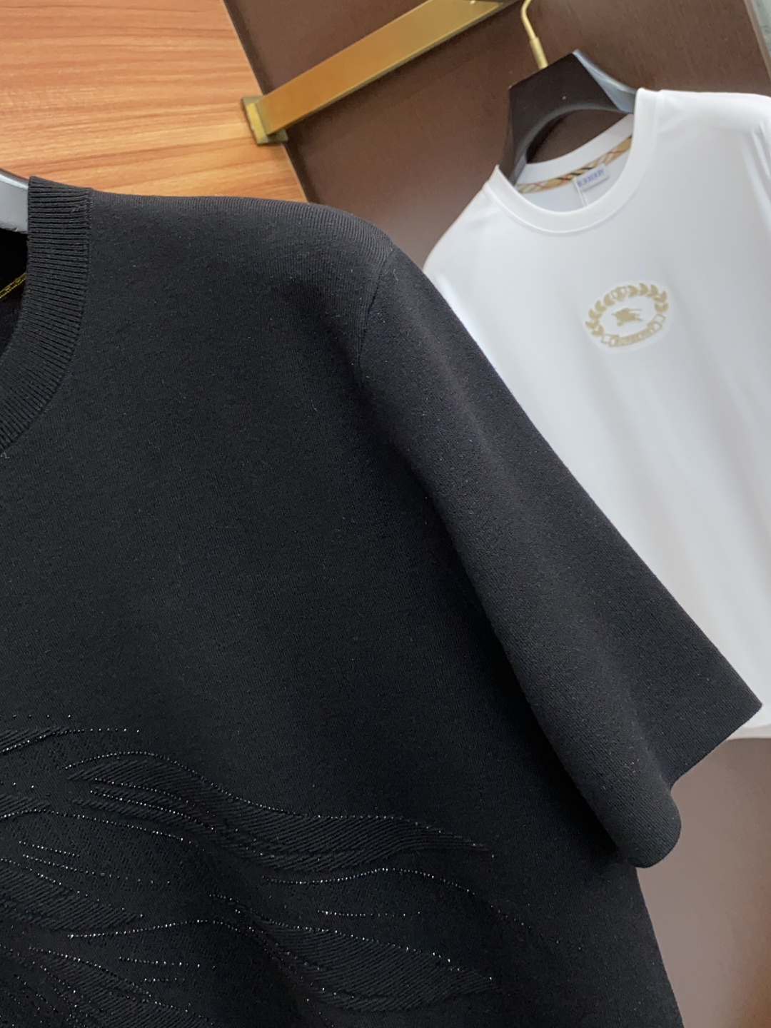  普拉达 家族男士高端简约圆领短袖T恤衫，香港洋行渠道货，纯正血统品质，25年春夏新款，经典王牌系列！
