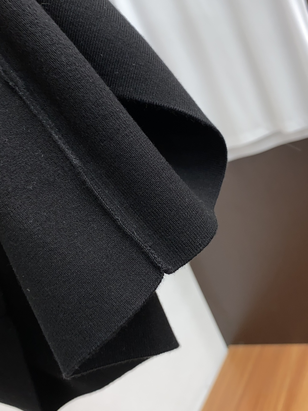  普拉达 家族男士高端简约圆领短袖T恤衫，香港洋行渠道货，纯正血统品质，25年春夏新款，经典王牌系列！
