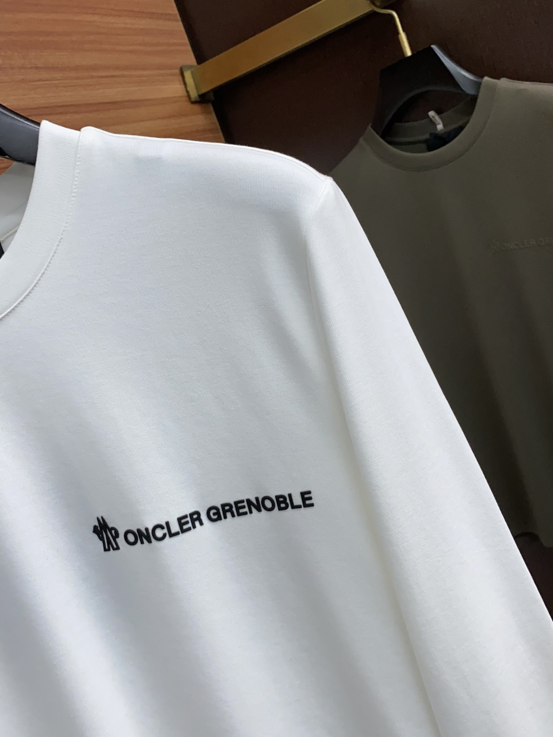 蒙口 2025秋冬专柜新款 时尚休闲打底衫长袖T恤，精选进口高密度膨体德绒系列膨体蓄暖，糯感新生绒云裹冬