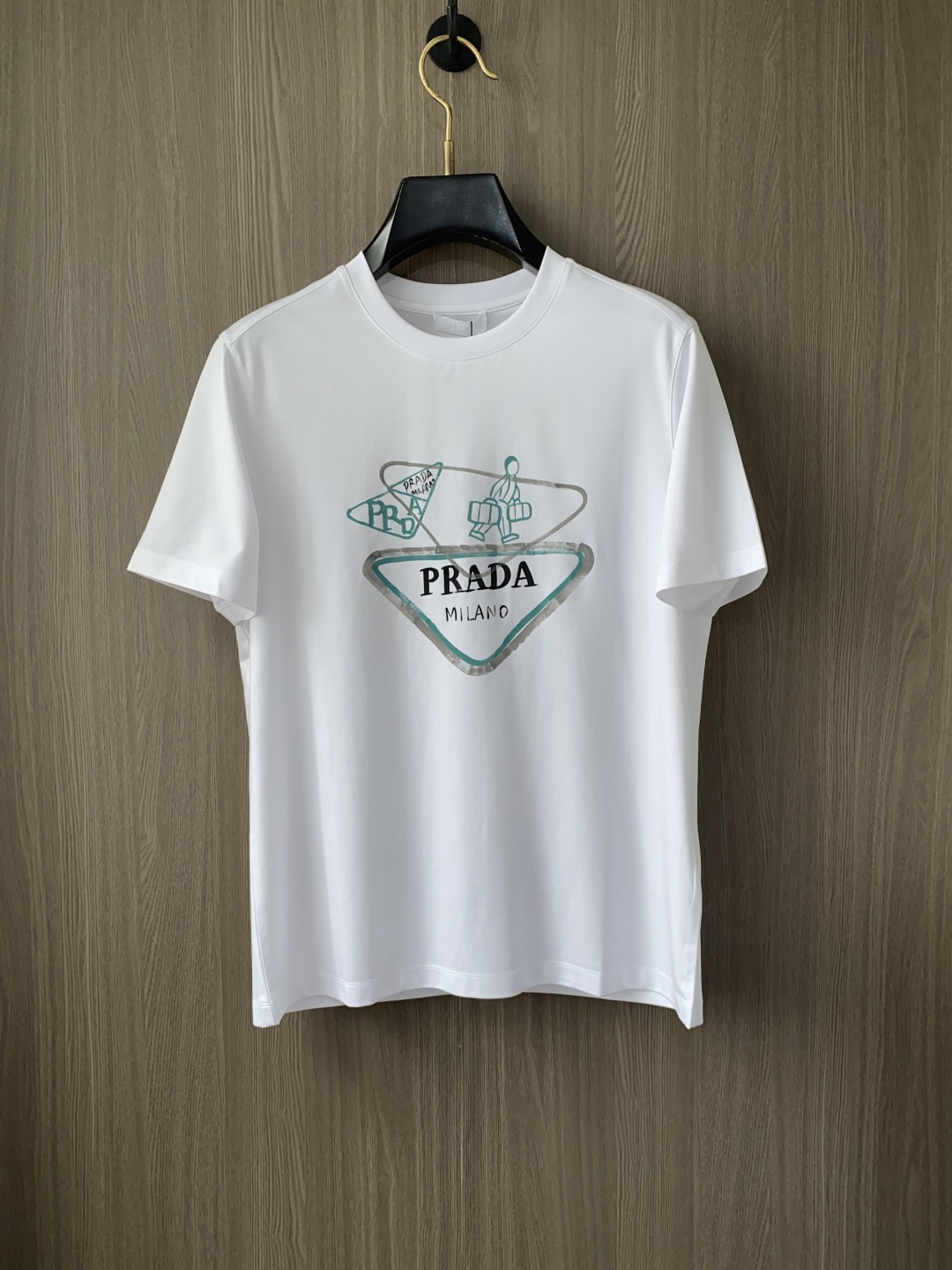 NO:492429,Prada 2025 spring and summer new styles are the latest round neck short sleeves in the counter, high-end customization, avant-garde and fashionable design!  Brand logo heavy craft design, high-end customized 100 double-sided mercerated cotton fabric, soft feel, comfortable to wear, exquisite counter-level car line, fine workmanship, invincible and handsome upper body effect!  A must-have item for handsome men!  Code number M-3xL, prada, T-shirt, alexander wang19860909普拉达 2025春夏新款首发专柜最新款圆领短袖 高端订制 设计前卫时尚！品牌logo重工艺设计 高端定制100支双面丝光棉面料.手感柔软.穿着舒适.专柜级别精致车线.做工精细.上身效果无敌帅气！型男必备单品！码数M-3xL,,prada,T-shirt,alexander wang,Men's clothing