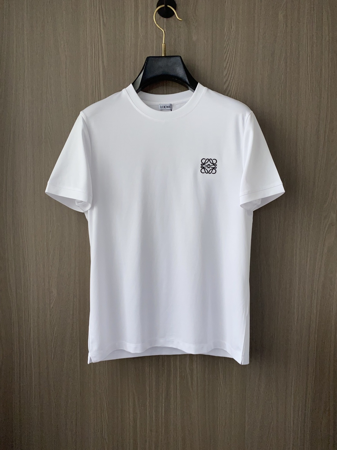 NO:492422,Luo Yiwei's new spring and summer new model in the first counter has the latest round neck short sleeves, high-end customization, avant-garde and fashionable design!  Brand logo heavy craft design, high-end customized 100 double-sided mercerated cotton fabric, soft feel, comfortable to wear, exquisite counter-level car line, fine workmanship, invincible and handsome upper body effect!  A must-have item for handsome men!  Code number M-3xL, loewe, T-shirt, alexander wang19860909罗意威 2025春夏新款首发专柜最新款圆领短袖 高端订制 设计前卫时尚！品牌logo重工艺设计 高端定制100支双面丝光棉面料.手感柔软.穿着舒适.专柜级别精致车线.做工精细.上身效果无敌帅气！型男必备单品！码数M-3xL,,loewe,T-shirt,alexander wang,Men's clothing