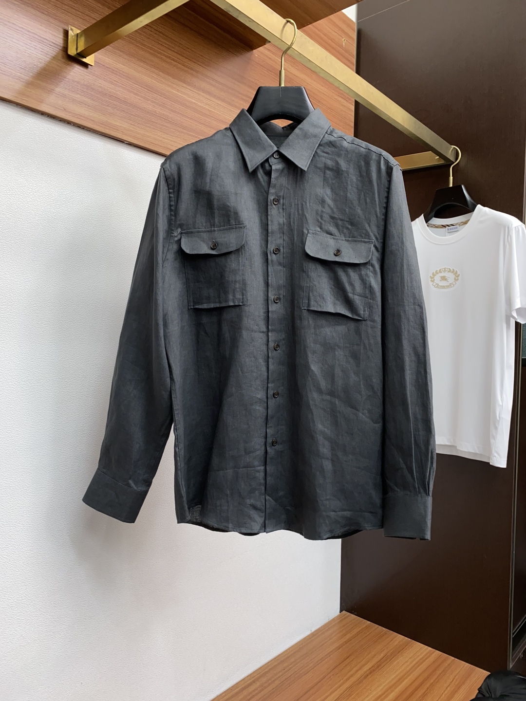 Brioni P770 Linen Shirt: Classic long-sleeve design with retro charm, soft touch, and versatile styling options in multiple colors/sizes. - 图片 1