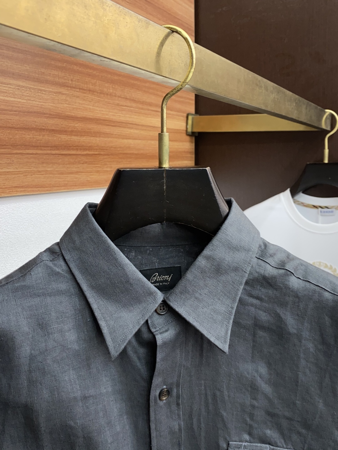 Brioni P770 Linen Shirt: Classic long-sleeve design with retro charm, soft touch, and versatile styling options in multiple colors/sizes. - 图片 3