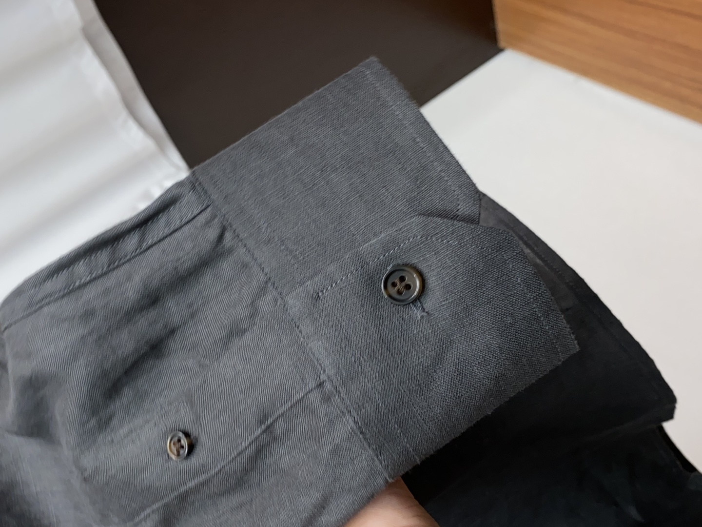 Brioni P770 Linen Shirt: Classic long-sleeve design with retro charm, soft touch, and versatile styling options in multiple colors/sizes. - 图片 5