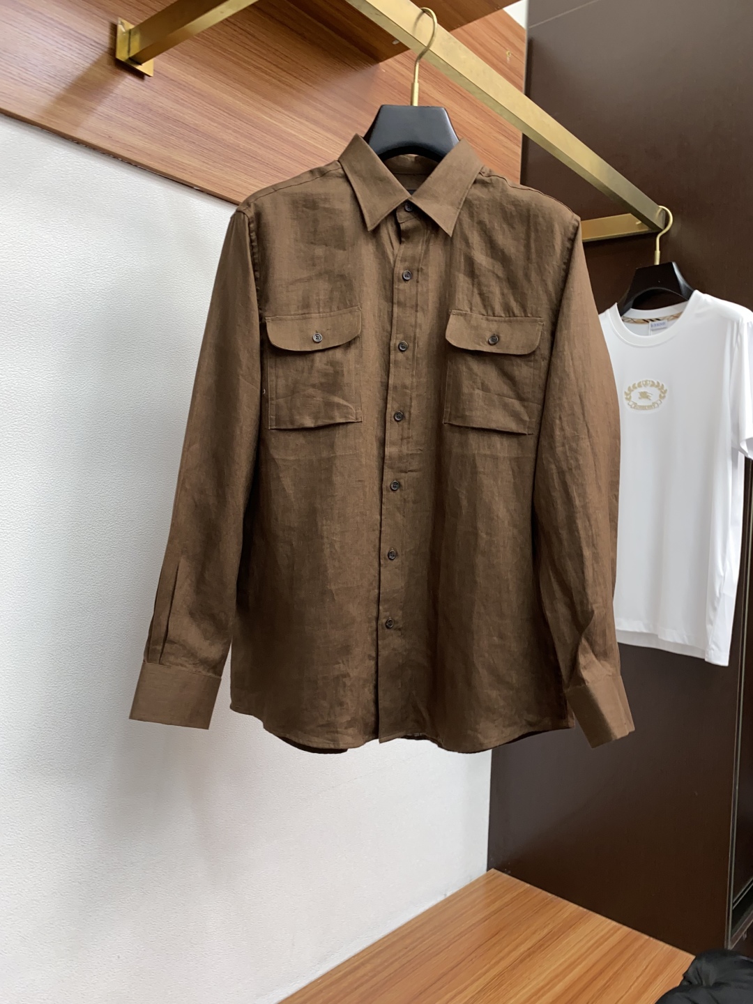“Brioni Linen Shirt: Classic Integration of Long-Sleeve Fashion, Unique Retro Charm”