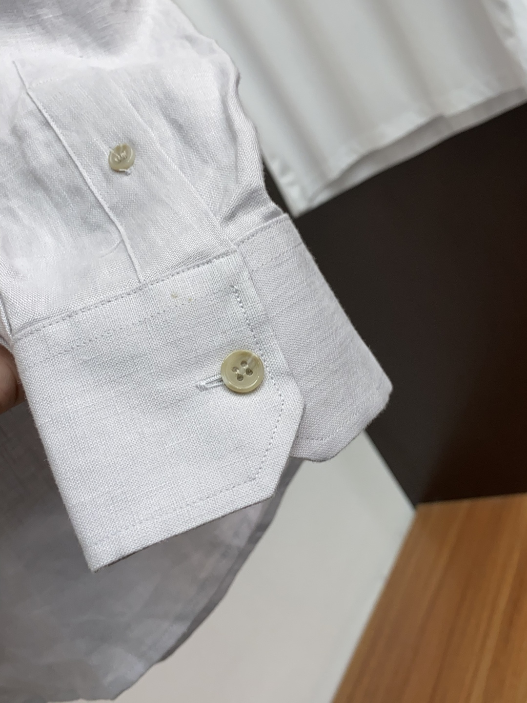 “Brioni Linen Shirt: Classic Integration of Long-Sleeve Fashion, Unique Retro Charm, Perfect for Casual Attitude” - 图片 5