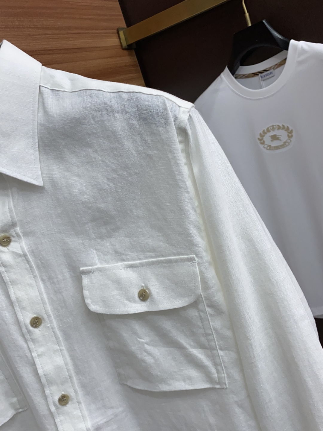 “Brioni Linen Shirt: Classic Integration of Long-Sleeve Fashion for Casual Attitude – Review & Shop Now!” - 图片 4