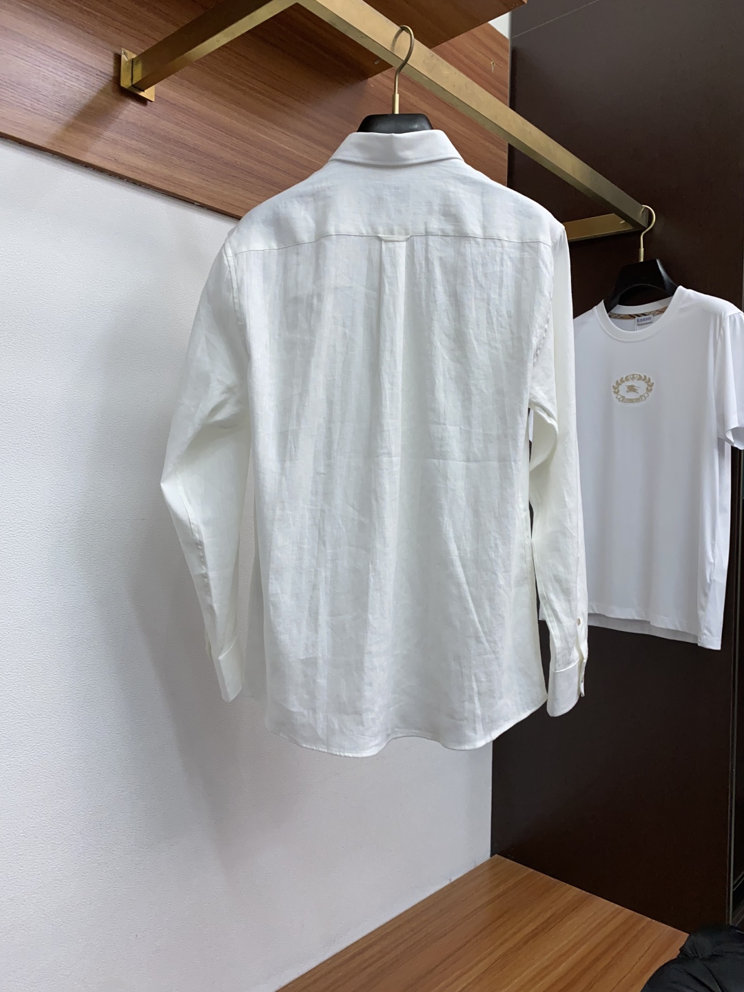 “Brioni Linen Shirt: Classic Integration of Long-Sleeve Fashion for Casual Attitude – Review & Shop Now!” - 图片 9