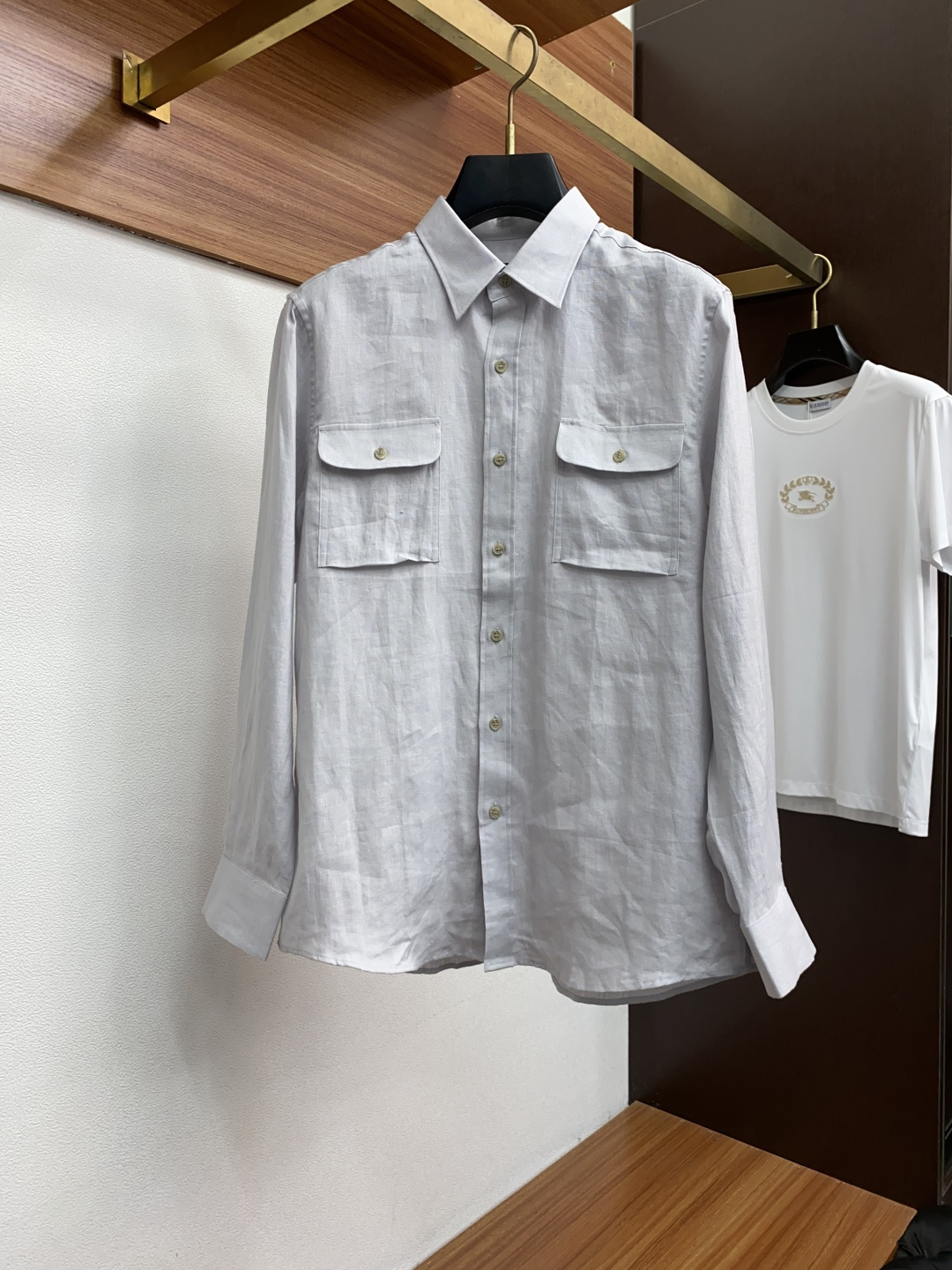 “Brioni Linen Shirt: Classic Integration of Long-Sleeve Fashion, Unique Retro Charm, Perfect for Casual Attitude”