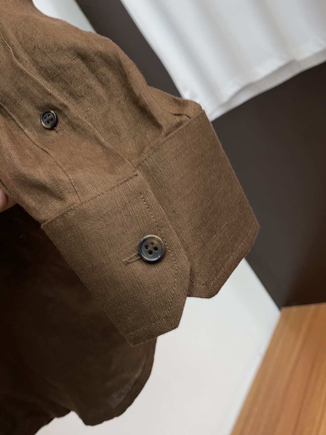 “Brioni Linen Shirt: Classic Integration of Long-Sleeve Fashion, Unique Retro Charm” - 图片 5
