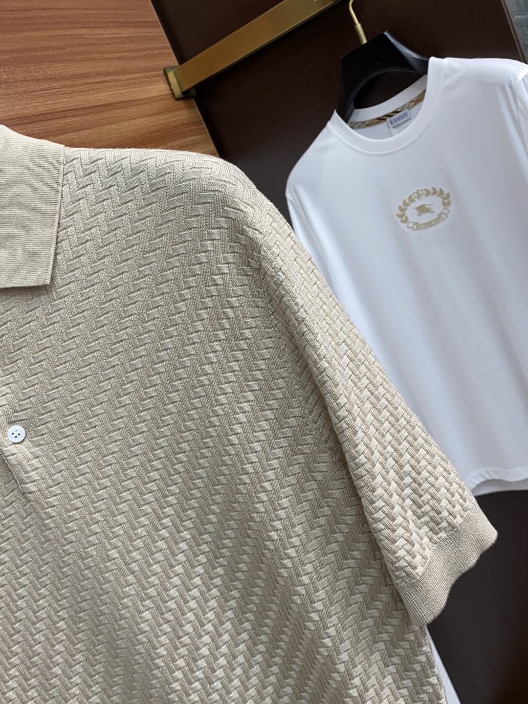 “Men’s Knitted Polo Shirt with Unique Cross-Twirled Design and Crucifixed Neckline in Khaki and Blue” - 图片 4
