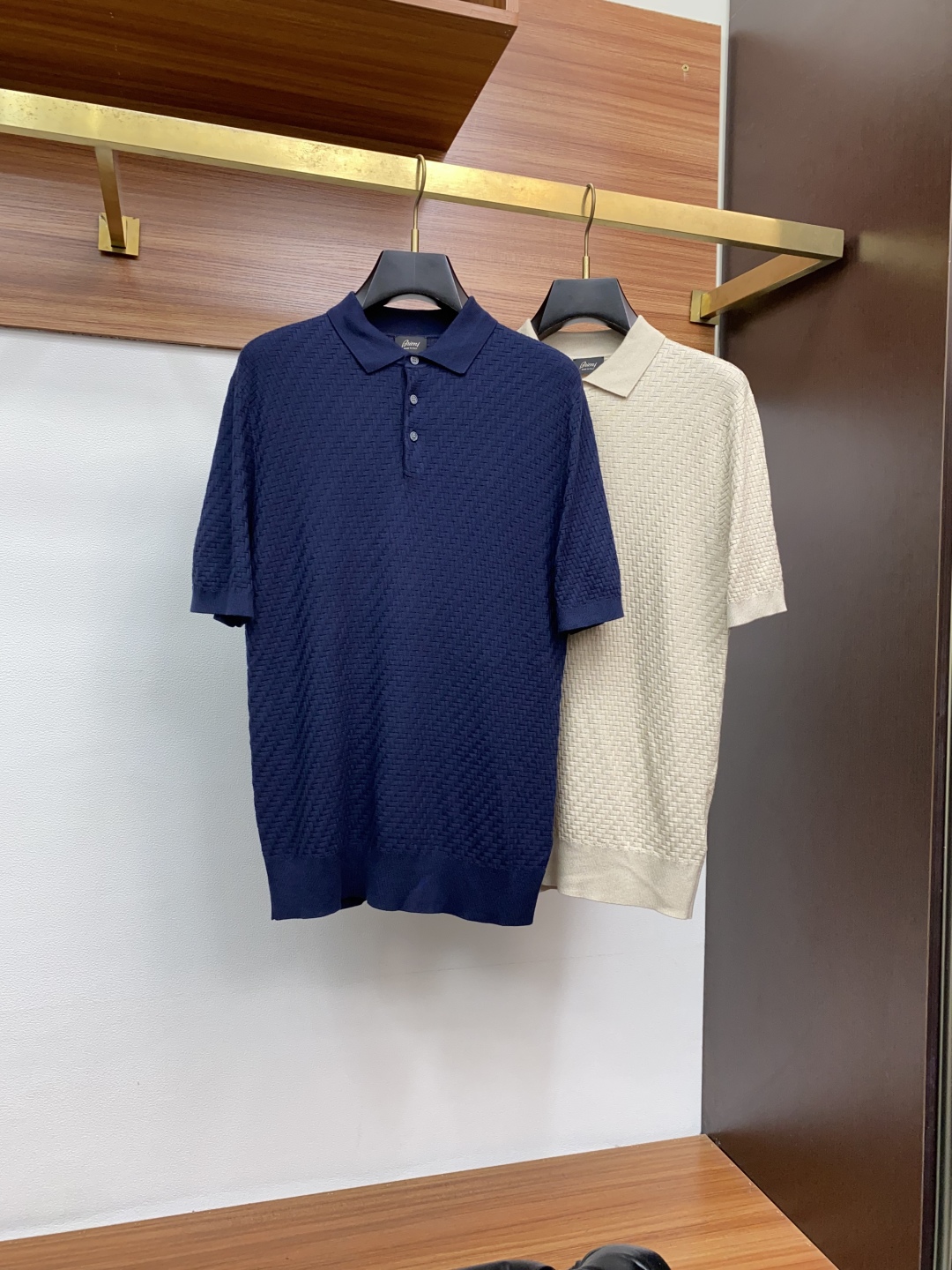 “Men’s Knitted Polo Shirt with Unique Cross-Twirled Design and Crucifixed Neckline in Khaki and Blue” - 图片 8