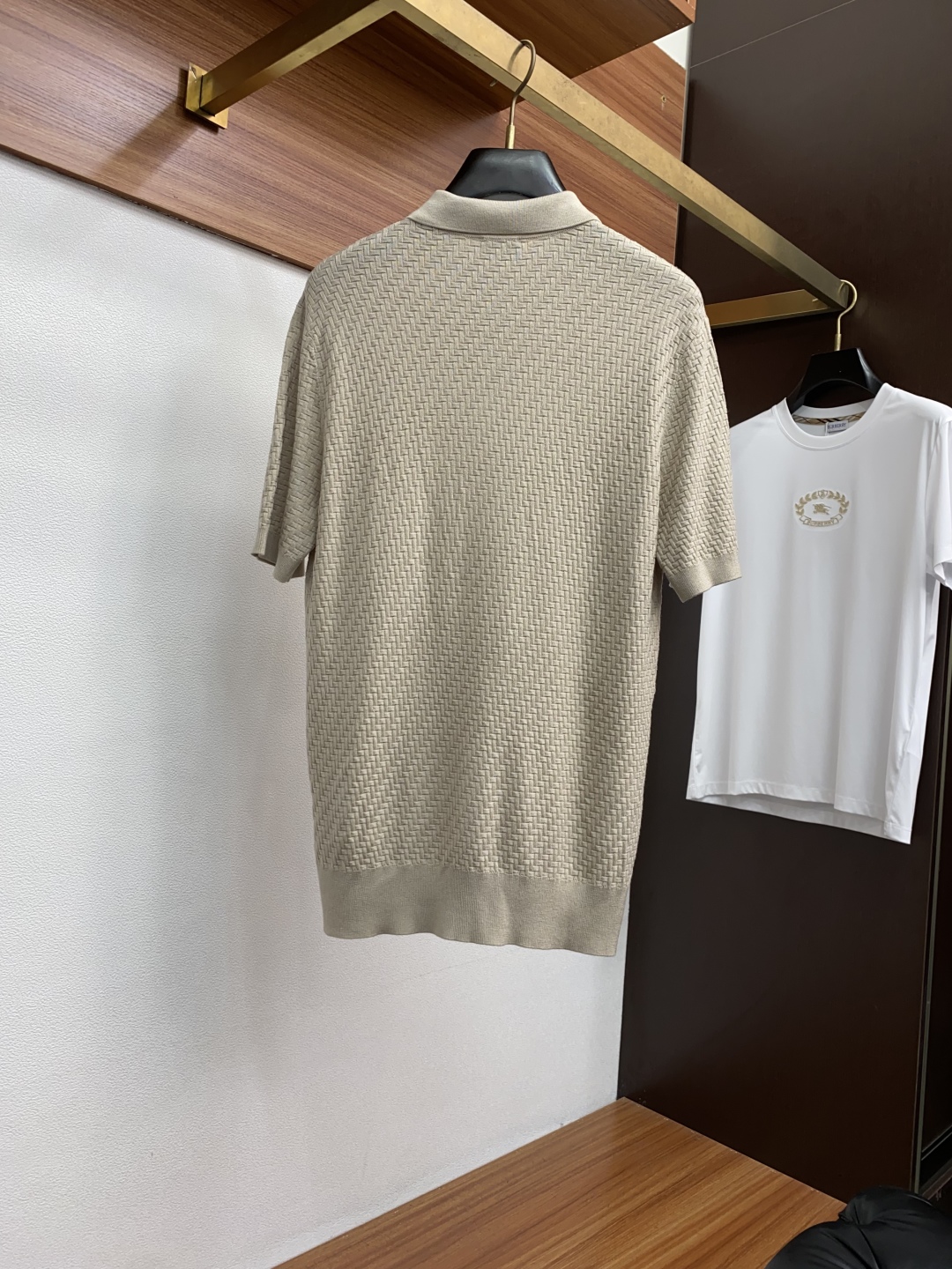 “Men’s Knitted Polo Shirt with Unique Cross-Twirled Design and Crucifixed Neckline in Khaki and Blue” - 图片 9