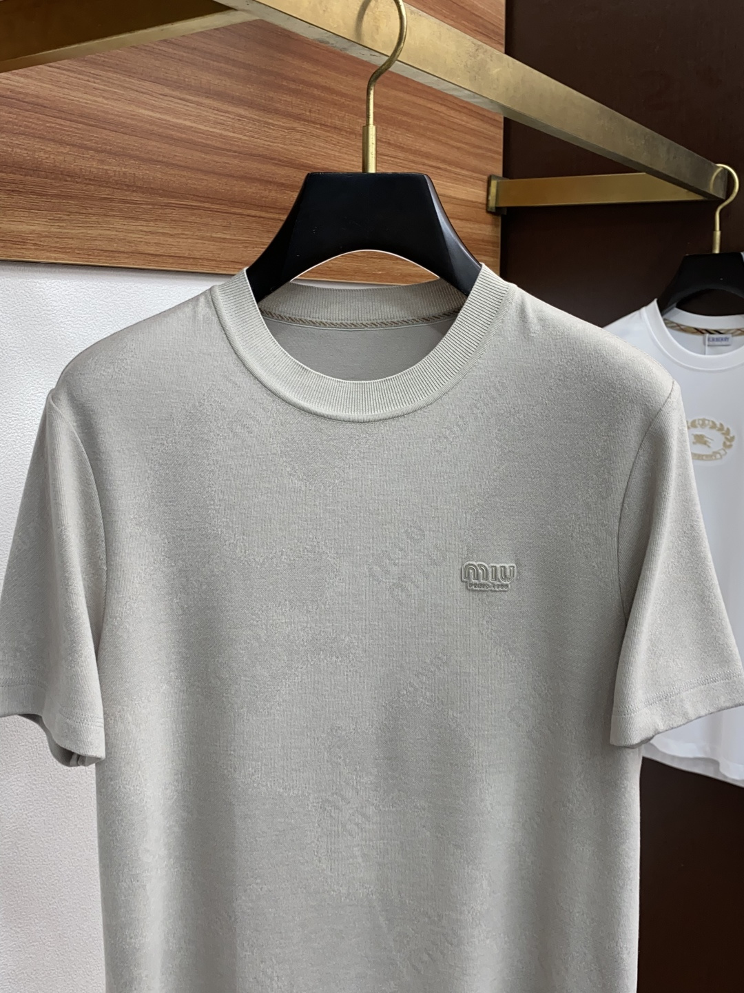  缪缪 家族男士高端简约圆领加厚毛绒面短袖 ，香港洋行渠道货，纯正血统品质，25年秋冬 新款，经典王牌系