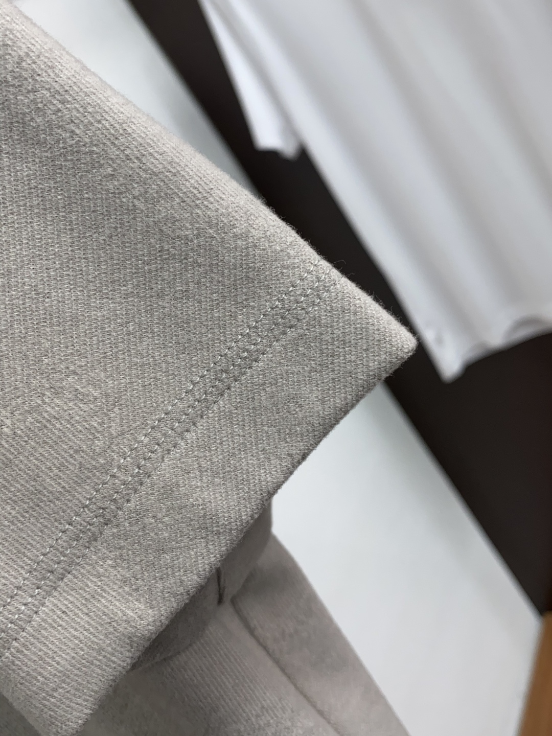  缪缪 家族男士高端简约圆领加厚毛绒面短袖 ，香港洋行渠道货，纯正血统品质，25年秋冬 新款，经典王牌系