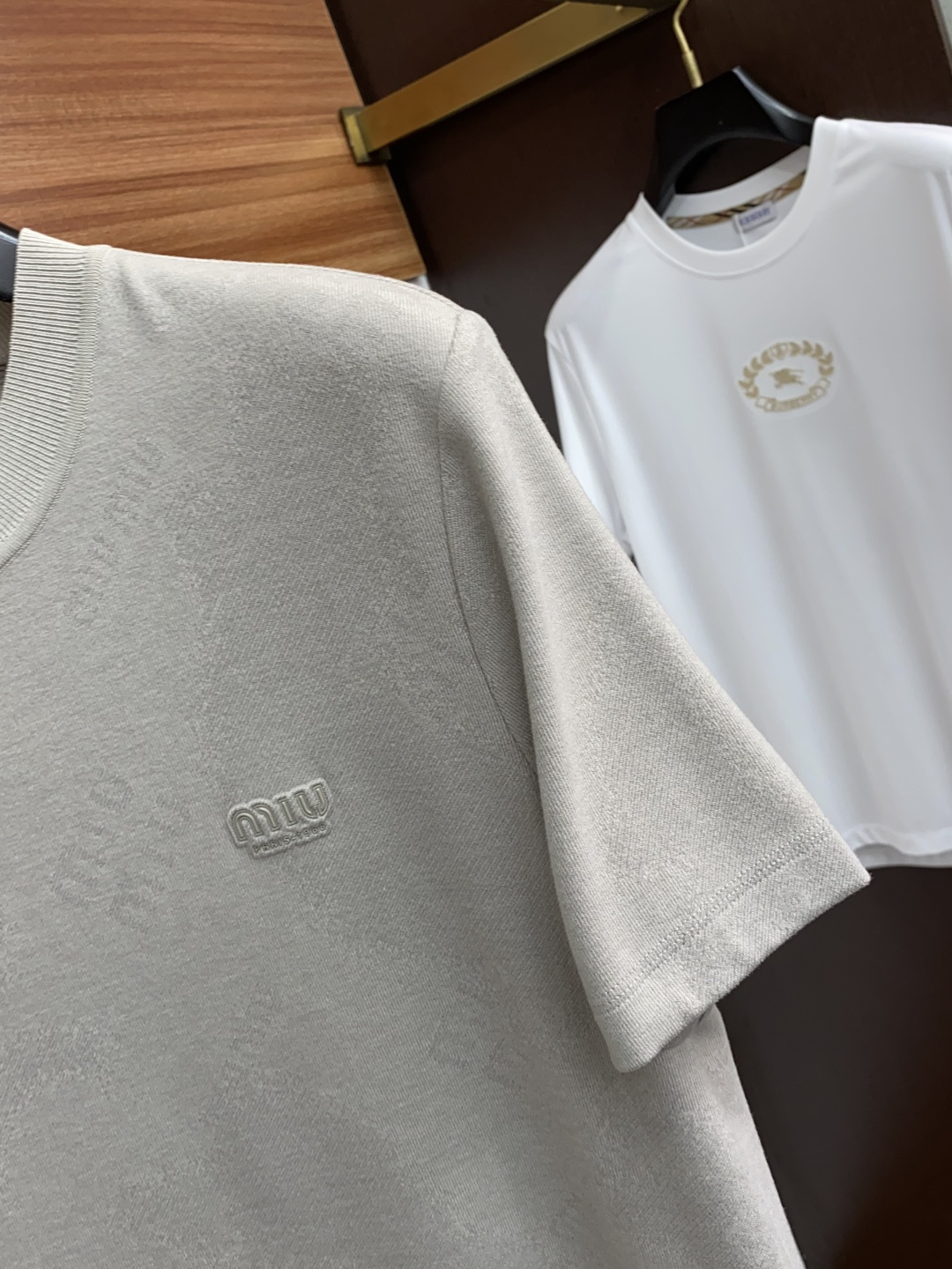  缪缪 家族男士高端简约圆领加厚毛绒面短袖 ，香港洋行渠道货，纯正血统品质，25年秋冬 新款，经典王牌系