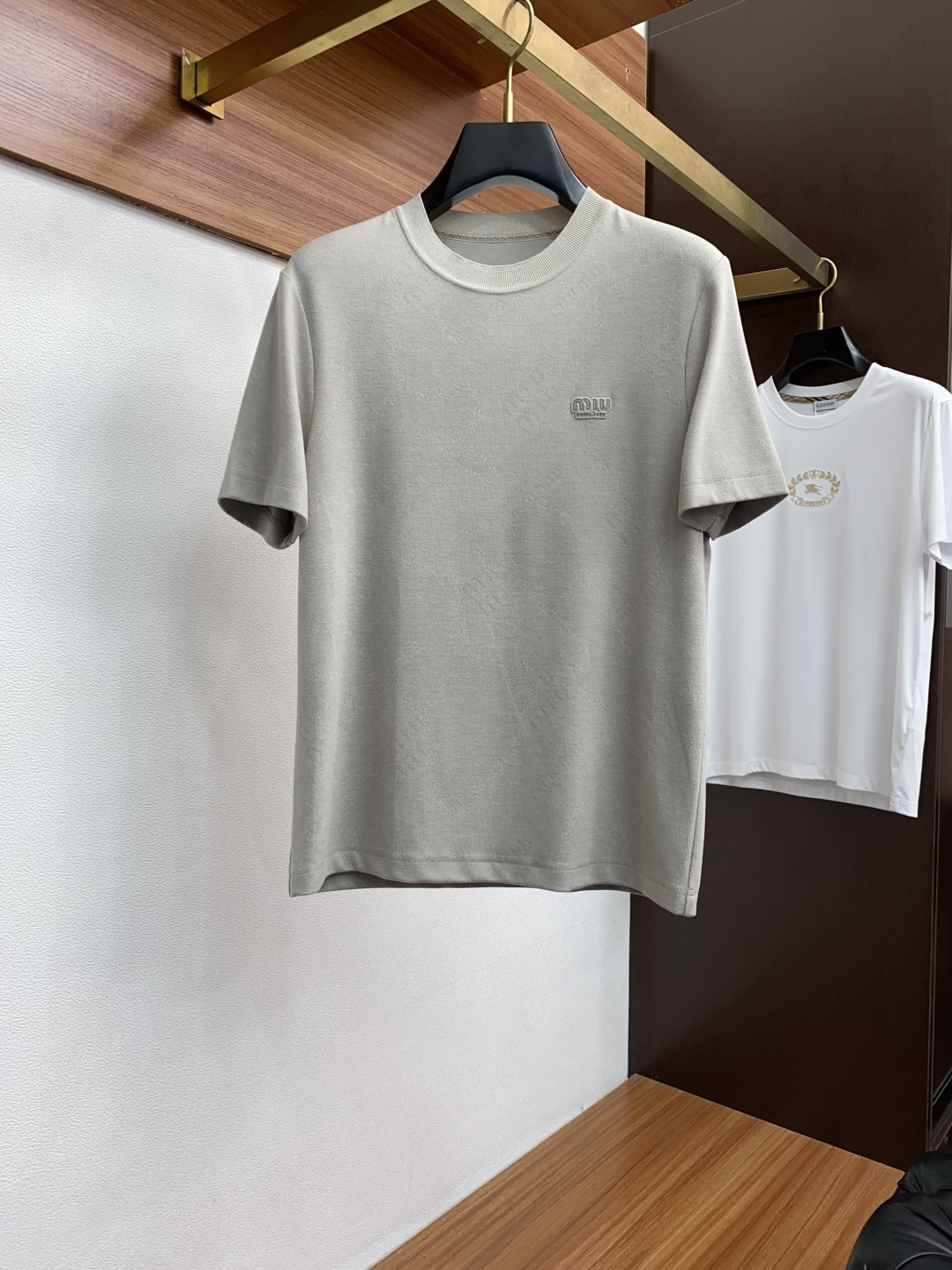  缪缪 家族男士高端简约圆领加厚毛绒面短袖 ，香港洋行渠道货，纯正血统品质，25年秋冬 新款，经典王牌系