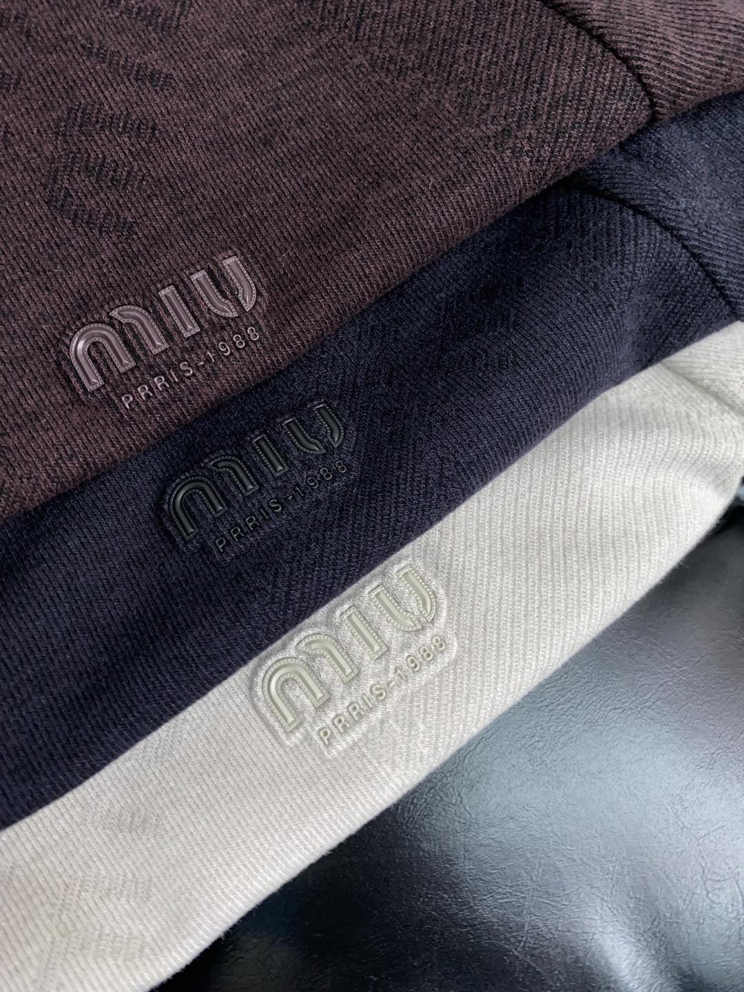  缪缪 家族男士高端简约圆领加厚毛绒面短袖 ，香港洋行渠道货，纯正血统品质，25年秋冬 新款，经典王牌系