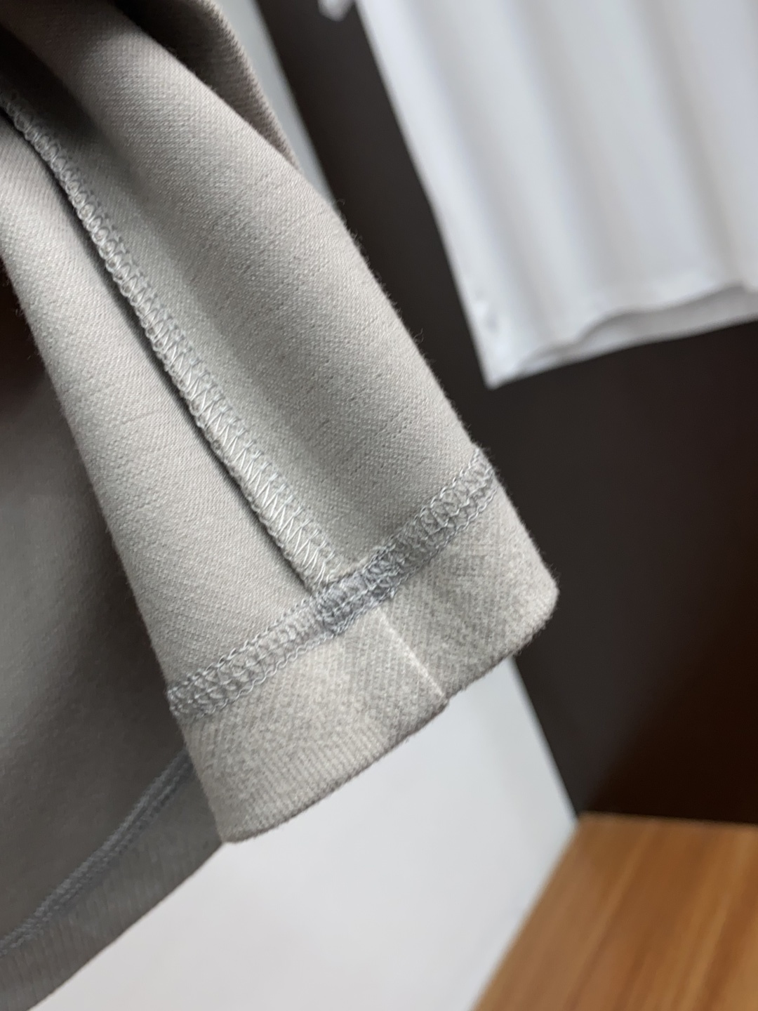  缪缪 家族男士高端简约圆领加厚毛绒面短袖 ，香港洋行渠道货，纯正血统品质，25年秋冬 新款，经典王牌系