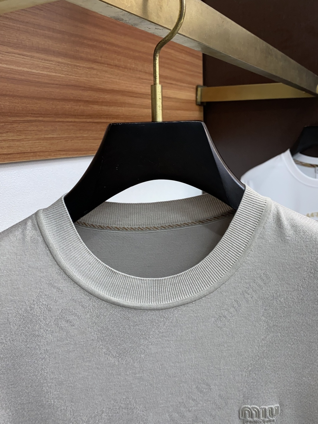  缪缪 家族男士高端简约圆领加厚毛绒面短袖 ，香港洋行渠道货，纯正血统品质，25年秋冬 新款，经典王牌系