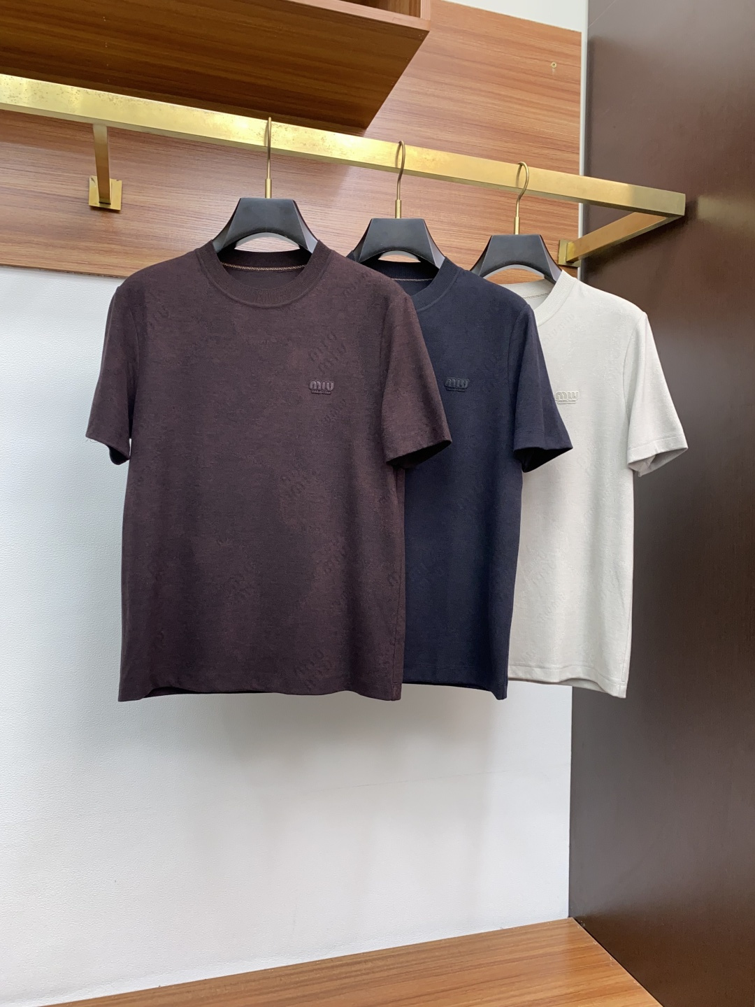  缪缪 家族男士高端简约圆领加厚毛绒面短袖 ，香港洋行渠道货，纯正血统品质，25年秋冬 新款，经典王牌系