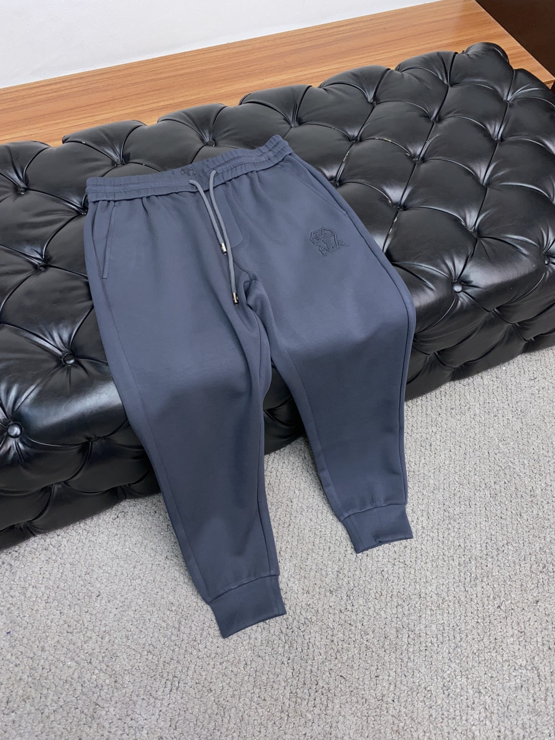 “2025SS Men’s Sports and Leisure Pants: Seasonal Colors, Crafted Style, Metal Chain Detail, Cotton Fabrics” - 图片 6