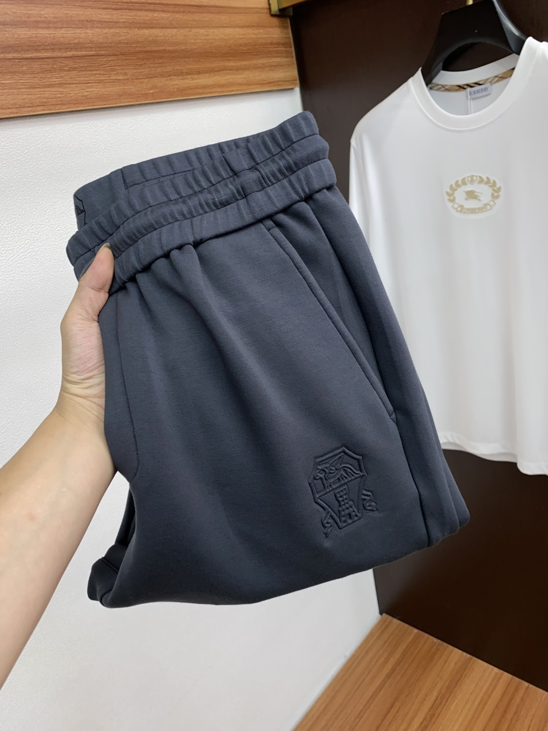 “2025SS Men’s Sports and Leisure Pants: Seasonal Colors, Crafted Style, Metal Chain Detail, Cotton Fabrics”