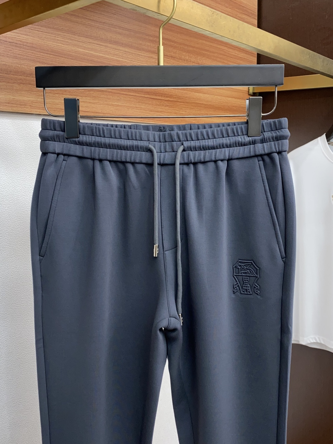 “2025SS Men’s Sports and Leisure Pants: Seasonal Colors, Crafted Style, Metal Chain Detail, Cotton Fabrics” - 图片 3