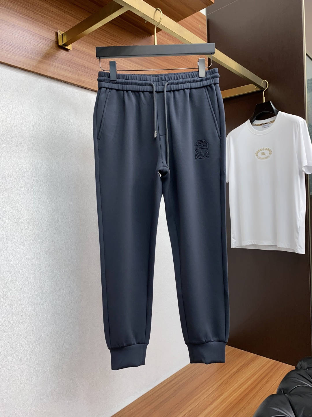 “2025SS Men’s Sports and Leisure Pants: Seasonal Colors, Crafted Style, Metal Chain Detail, Cotton Fabrics” - 图片 2