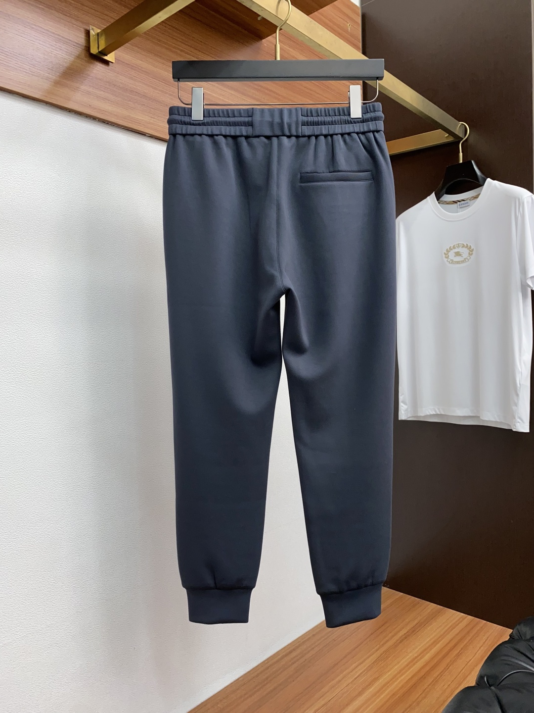 “2025SS Men’s Sports and Leisure Pants: Seasonal Colors, Crafted Style, Metal Chain Detail, Cotton Fabrics” - 图片 8