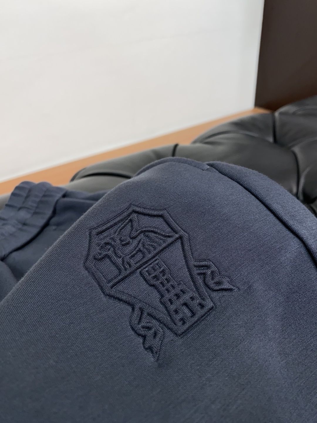 “2025SS Men’s Sports and Leisure Pants: Seasonal Colors, Crafted Style, Metal Chain Detail, Cotton Fabrics” - 图片 4