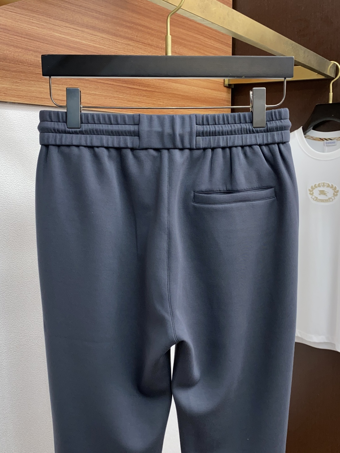 “2025SS Men’s Sports and Leisure Pants: Seasonal Colors, Crafted Style, Metal Chain Detail, Cotton Fabrics” - 图片 9