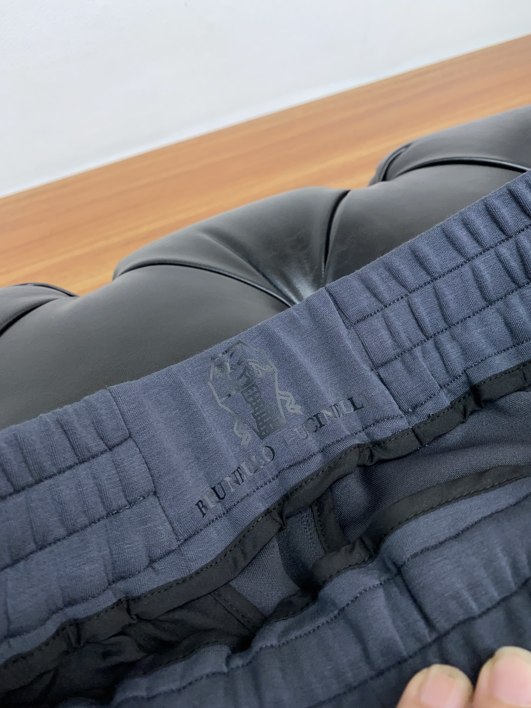 “2025SS Men’s Sports and Leisure Pants: Seasonal Colors, Crafted Style, Metal Chain Detail, Cotton Fabrics” - 图片 5