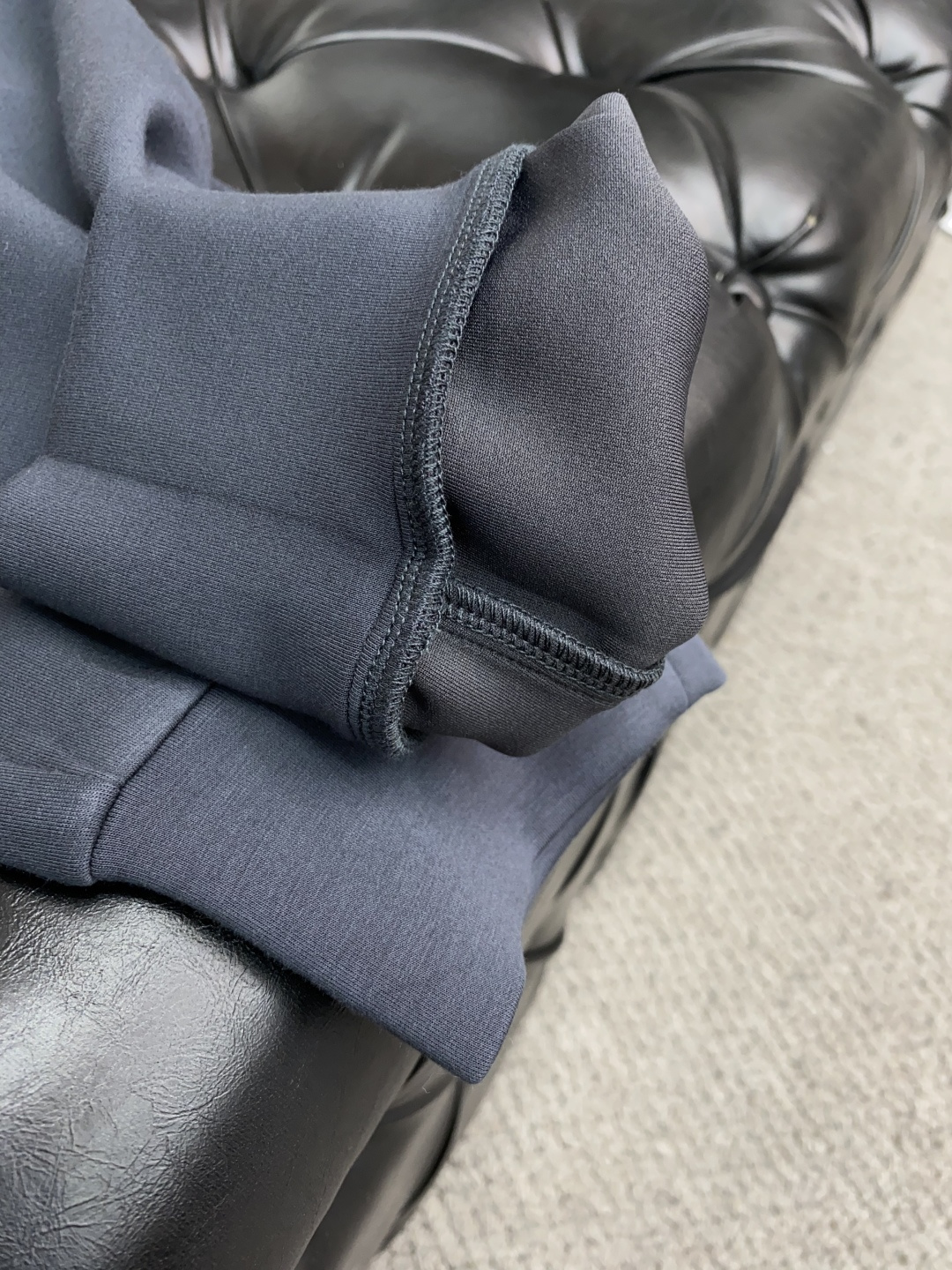 “2025SS Men’s Sports and Leisure Pants: Seasonal Colors, Crafted Style, Metal Chain Detail, Cotton Fabrics” - 图片 7