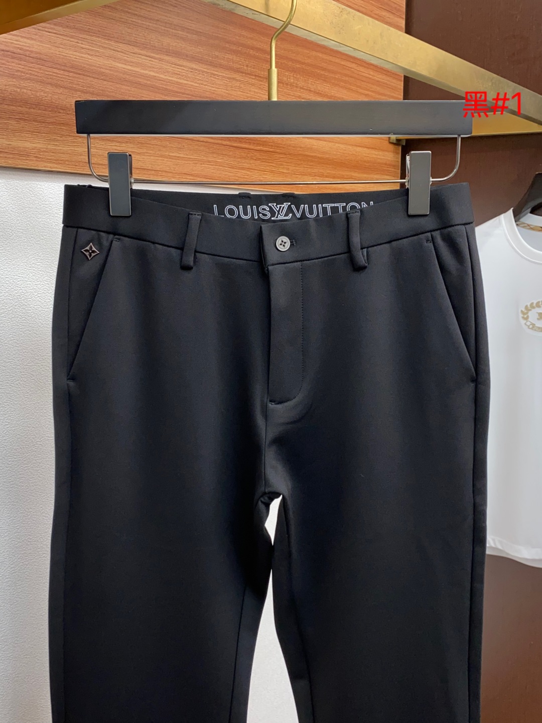 Louis Vuitton 2025SS Men’s Shorts: Original Design, Seasonal Best-Seller with SLP Tone and Unique Craftsmanship - 图片 3