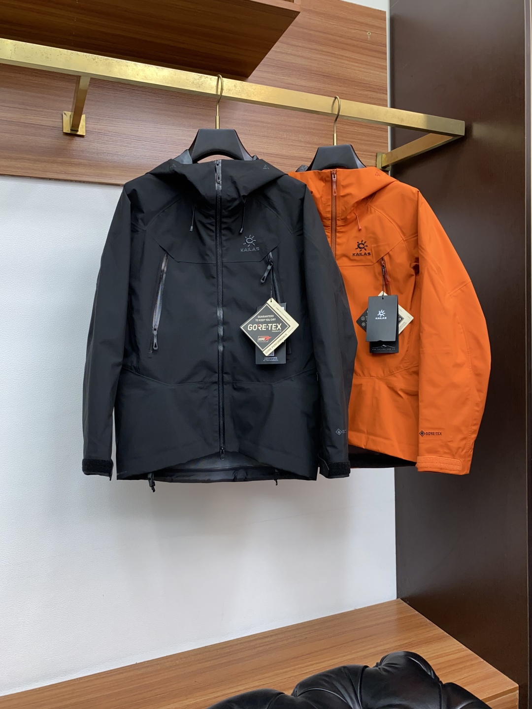 “KAILAS Mont XPRO All-Weather Hard-Shells: Men and Women Storm-Cover Coats for Extreme Outdoor Activities” - 图片 8