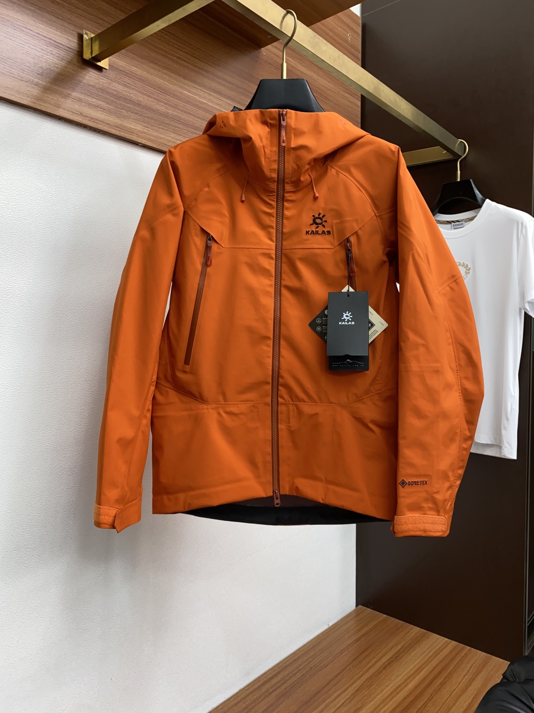 “KAILAS Mont XPRO All-Weather Hard-Shells: Men and Women Storm-Cover Coats for Extreme Outdoor Activities”