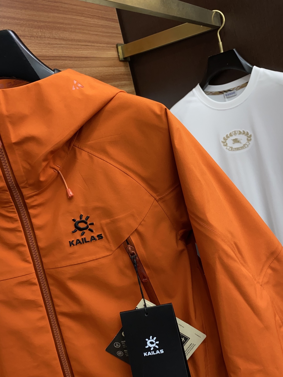 “KAILAS Mont XPRO All-Weather Hard-Shells: Men and Women Storm-Cover Coats for Extreme Outdoor Activities” - 图片 3