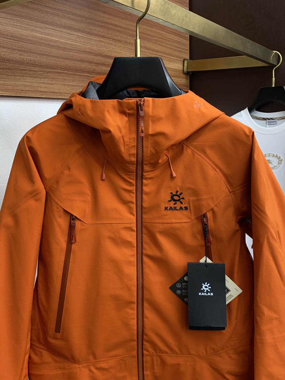 “KAILAS Mont XPRO All-Weather Hard-Shells: Men and Women Storm-Cover Coats for Extreme Outdoor Activities” - 图片 2