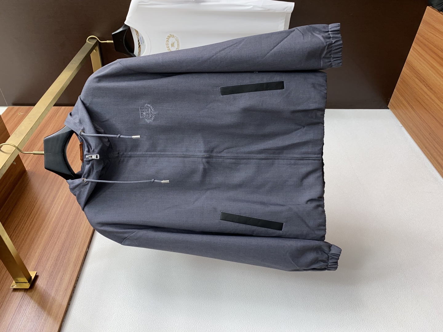 Burberry Grey Hooded Windbreaker Jacket Lightweight and Water-Resistant 2 cmp i1754319276858 7097 0 0