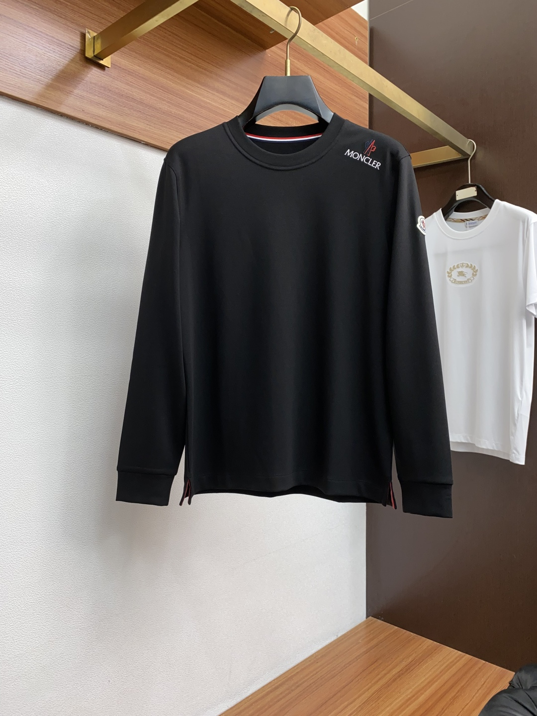 NO:596319,Mengkou 2025 autumn and winter counter new style fashionable casual bottoming shirt long-sleeved T-shirt, selected imported high-density expanded warm ginger Tencel De velvet series expanded warmth storage, waxy new velvet clouds to cover winter, warm and soft weave  Imported custom knitted fabric, made with exquisite original logo, has excellent comfort and breathability, is soft, anti-wrinkle, elastic and has excellent drape. It is very handsome whether worn alone or as an inner layer. It is in line with men's practical dressing habits, pursuing luxury, noble and elegant style, and creating extraordinary men's taste. The visual effect is very good, the grade is very high, simple and fashionable, a must-have choice for leisure and business!  Size M-3xL,,Moncler,tees,t-shirt,alexander wang19860909蒙口 2025秋冬专柜新款 时尚休闲打底衫长袖T恤,精选进口高密度膨体暖姜天丝德绒系列膨体蓄暖,糯感新生绒云裹冬,暖序织柔 进口定制针织面面料,精致原版logo打造,舒适性与透气性兼优,柔软抗皱弹性和垂性极佳,无论是单穿或是内搭都是帅气十足,吻合了男性实用穿衣习惯,追求奢华高贵优雅风范,打造不凡男士品味,视觉效果非常赞,档次极高,简约时尚,休闲商务必备之选！ 码数M-3xL,,Moncler,tees，t-shirt,alexander wang,Men's clothing