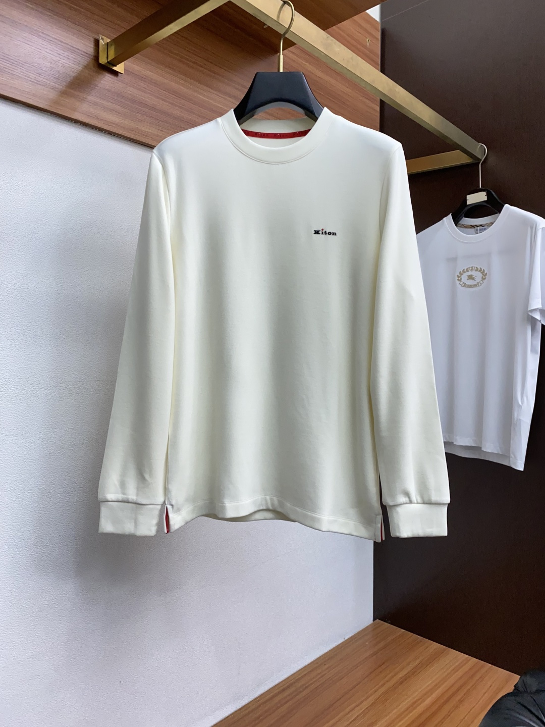 NO:526538,The main recommendation is the new Kiton 2025 autumn and winter counter. Fashionable and casual base shirt, long-sleeved T-shirt, selected imported high-density expanded warm ginger Tenside velvet series expanded warm, glutinous new velvet cloud-wrapped winter, warm sequence woven soft imported custom knitted fabric, exquisite original logo creation, excellent comfort and breathability, excellent softness and wrinkle resistance and drooping. Whether it is single or inner wear, it is very handsome, which conforms to the practical dressing habits of men, pursues luxury, noble and elegant style, and creates extraordinary men's taste. The visual effect is very good, the grade is extremely high, simple and fashionable, and a must-have choice for casual business!  Code number M-3xL, tees, t-shirt, alexander wang19860909主推 kiton 2025秋冬专柜新款 时尚休闲打底衫长袖T恤,精选进口高密度膨体暖姜天丝德绒系列膨体蓄暖,糯感新生绒云裹冬,暖序织柔 进口定制针织面面料,精致原版logo打造,舒适性与透气性兼优,柔软抗皱弹性和垂性极佳,无论是单穿或是内搭都是帅气十足,吻合了男性实用穿衣习惯,追求奢华高贵优雅风范,打造不凡男士品味,视觉效果非常赞,档次极高,简约时尚,休闲商务必备之选！ 码数M-3xL,,tees，t-shirt,alexander wang,Men's clothing