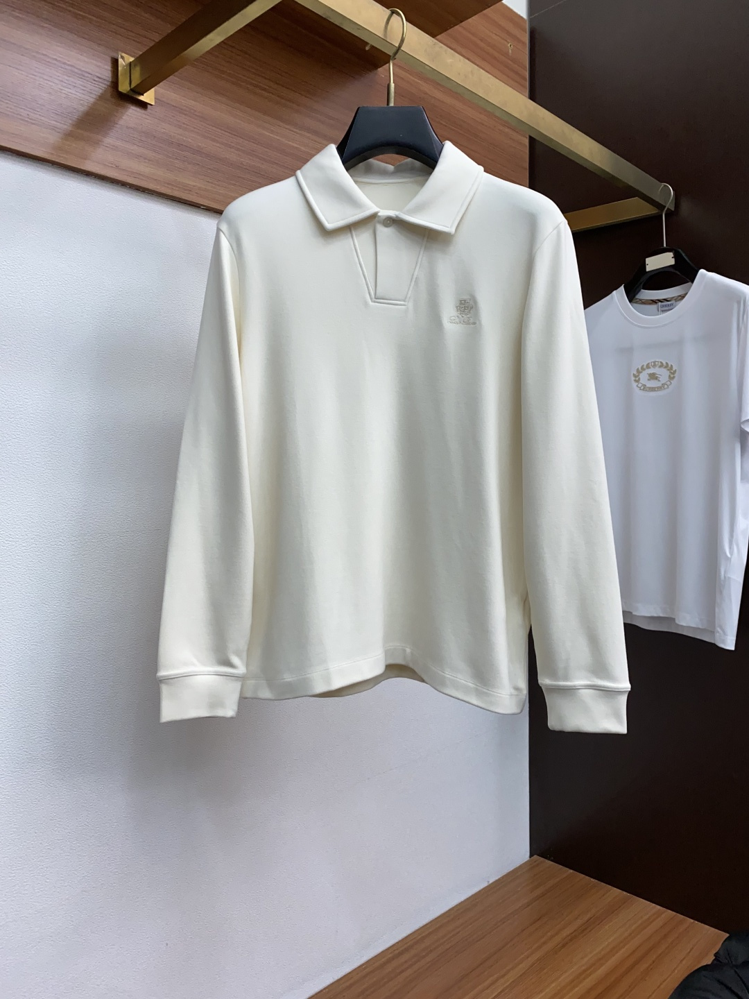 NO:595661,LP Nuoyou Panya family men's high-end simple lapel thickened velvet lapel long sleeves, Hong Kong foreign company channel goods, customized lyocell + cashmere fabric pure blood quality, 25 autumn and winter new style, classic ace series!  A high-end, luxurious and platinum-level classic basic T-shirt. The all-over design perfectly integrates Italian aesthetics and inherits the family's genes. It takes a minimalist route and is in line with modern urban aesthetics!  The classic brand logo is decorated on the chest, and the craftsmanship is exquisitely presented. It is a soul-like existence, which effectively flaunts the brand identity and guarantees the quality of the craftsmanship!  The imported top-grade anti-pilling fabrics are imported from the customer, and the finest cotton raw materials with excellent sunlight in the Nile River area are selected. After heavy custom weaving and dyeing in a century-old workshop, the fabric is transformed into incomparable comfort. It is treated with exclusive technology and has excellent skin-friendliness. In addition, it has a full cotton feel and excellent breathability!  The details and craftsmanship are extremely exquisite, the color matching is light and versatile, suitable for all kinds of daily wear, and the mixing and matching compatibility is extremely high. It can suit any occasion, business or leisure, and it is also very fashionable when going out on the street. The wardrobe is perfect for business and leisure, and has a high attendance rate. Everyone has one piece!  Size M-3xL,,loro piana,tees,t-shirt,alexander wang19860909LP 诺悠翩雅 家族男士高端简约翻领加厚加绒翻领长袖 ,香港洋行渠道货,定制莱赛尔+羊绒面料纯正血统品质,25年秋冬 新款,经典王牌系列！ 高端奢华且白金级的一款经典基础款T恤,通体的设计完美融合意式美学,且传承了家族的基因,走极简主义的路线,符合现代都市审美！ 胸前饰有经典品牌标识 工艺精美呈现,属于灵魂式的存在,有力标榜了品牌身份,以及对工艺品质的保证！ 客供进口顶级抗起球面料,甄选尼罗河区域光照极好的上等棉花原料,经过百年工坊重磅定织定染而成,将面料蜕变成无敌舒适,采用独家工艺处理 亲肤性绝佳享受,此外棉感十足,透气性优越！ 细节工艺极为考究,配色轻熟百搭,符合日常各种穿搭,混搭兼容空间极高,驾驭任何场合,商务休闲皆可,出街潮搭亦非常时尚,衣橱商务休闲绝佳的高出勤率,人手一件！尺码M-3xL,,loro piana,tees，t-shirt,alexander wang,Men's clothing