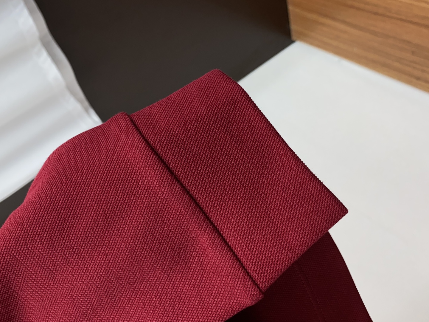 Luxurious high-end basic T-shirt designed with Italian aesthetics, fine cotton, and quality craftsmanship for modern urban style. - 图片 5