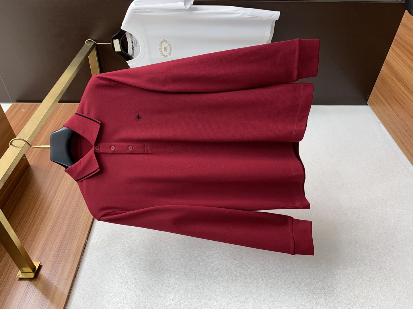 Luxurious high-end basic T-shirt designed with Italian aesthetics, fine cotton, and quality craftsmanship for modern urban style. - 图片 1
