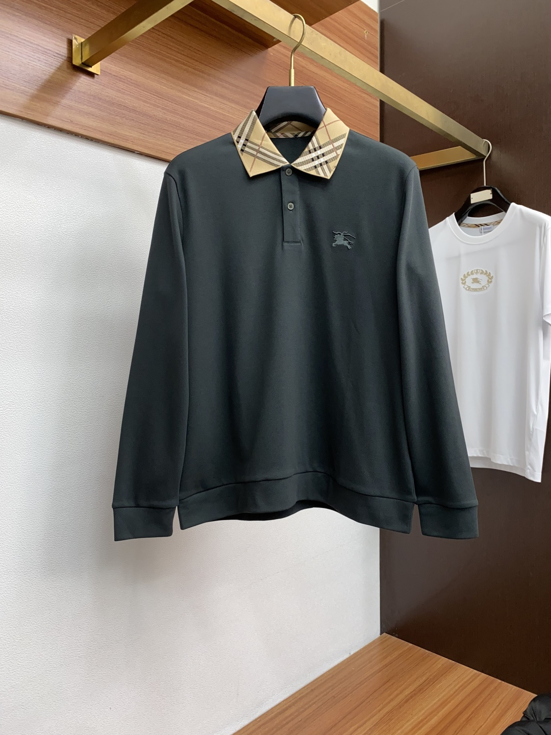 Luxurious Platinum-Grade Basic T-Shirt: High-End, Italian Aesthetics, Modern Urban Style, Quality Cotton, Classic Brand Label - 图片 1